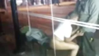 Mees puhastada Perse Tema Armuke, kinni Tohutu Riista Tema Perse sinine diivan