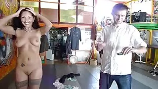 Mees sundis tüdruk imeda ja istutatud riista tema kapuuts
