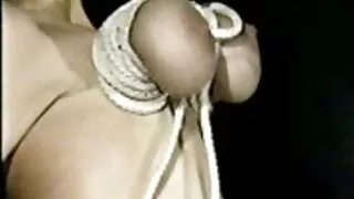Tagasihoidlik mees rahul kaks horny tüdrukud korraga