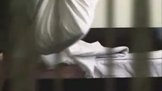 Skinn Ragazza tüdruk sinfully masturbates kohta salvestatud apple