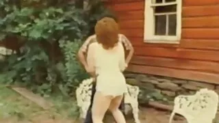 Tume nülitud treener fucks a buxom Tüdruk palli