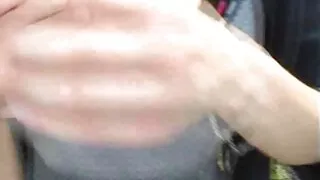 Mees keppis kaks ilu köögilaual ja tõi need orgasm