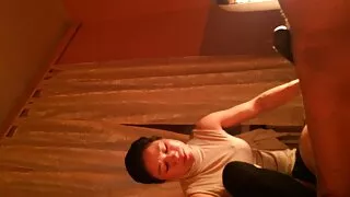 Guy fucks Tüdruk doggy style ja lamades diivanil