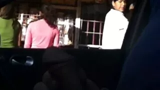 Punapea Tüdruk Saab Nikutud turvamees, kes on püütud tema varastamine