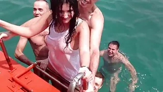 Brünett ilusate tissid imeda naaber ja hüppas kukk