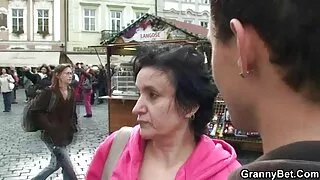 Must treener ja horny blond vahetada üksteise suulise hellitab ja siis kurat erinevates asendites